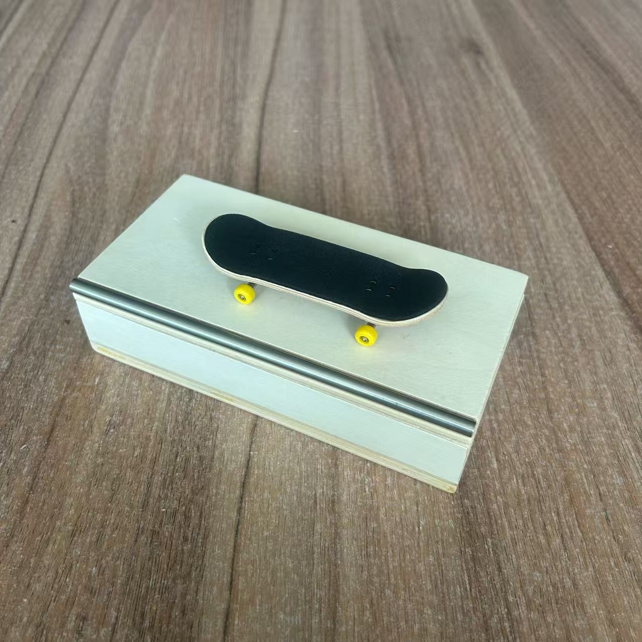 2-in-1 fingerboard ramp and storage box